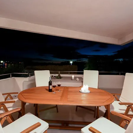 Anica Sea Front Center Luxury Apartment