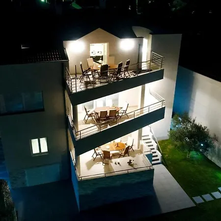 Anica Sea Front Center Luxury Apartmán Nin