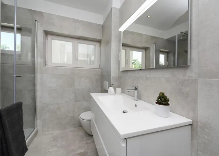 Anica Sea Front Center Luxury Nin