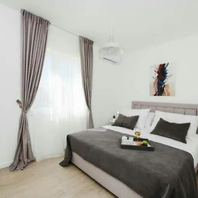Anica Sea Front Center Luxury Apartment Nin