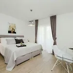 Anica Sea Front Center Luxury Apartment