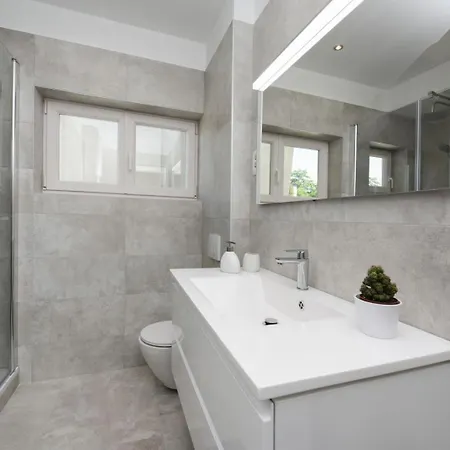 Anica Sea Front Center Luxury Nin