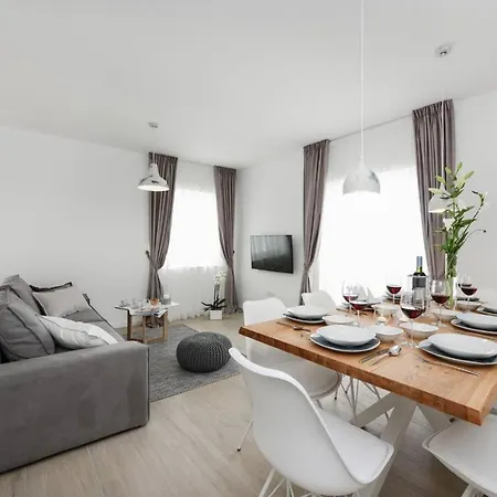 Anica Sea Front Center Luxury Apartment Nin