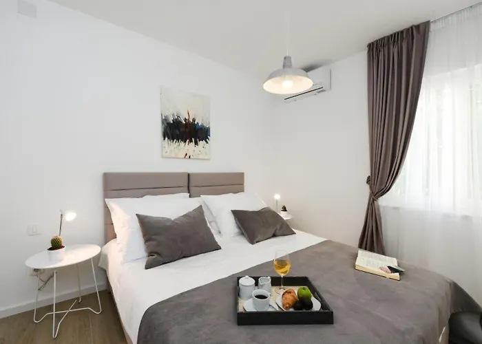 Anica Sea Front Center Luxury Nin