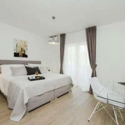 Anica Sea Front Center Luxury Apartment